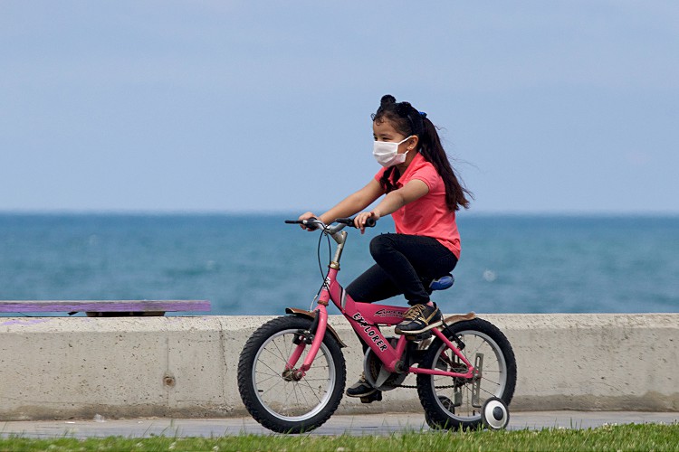 Gençler ve çocuklar yeniden sokağa çıktı