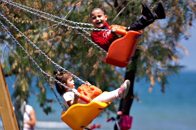 Gençler ve çocuklar yeniden sokağa çıktı