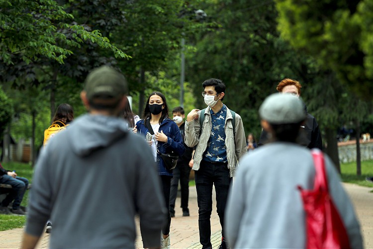 Gençler ve çocuklar yeniden sokağa çıktı