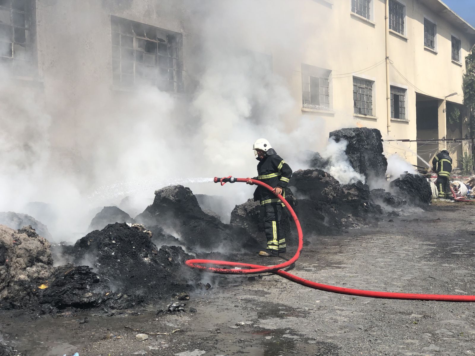 Çorlu’da geri dönüşüm deposunda yangın