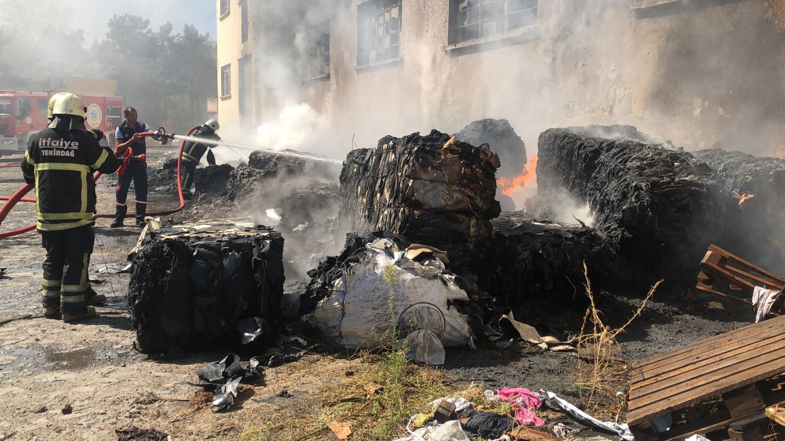 Çorlu’da geri dönüşüm deposunda yangın