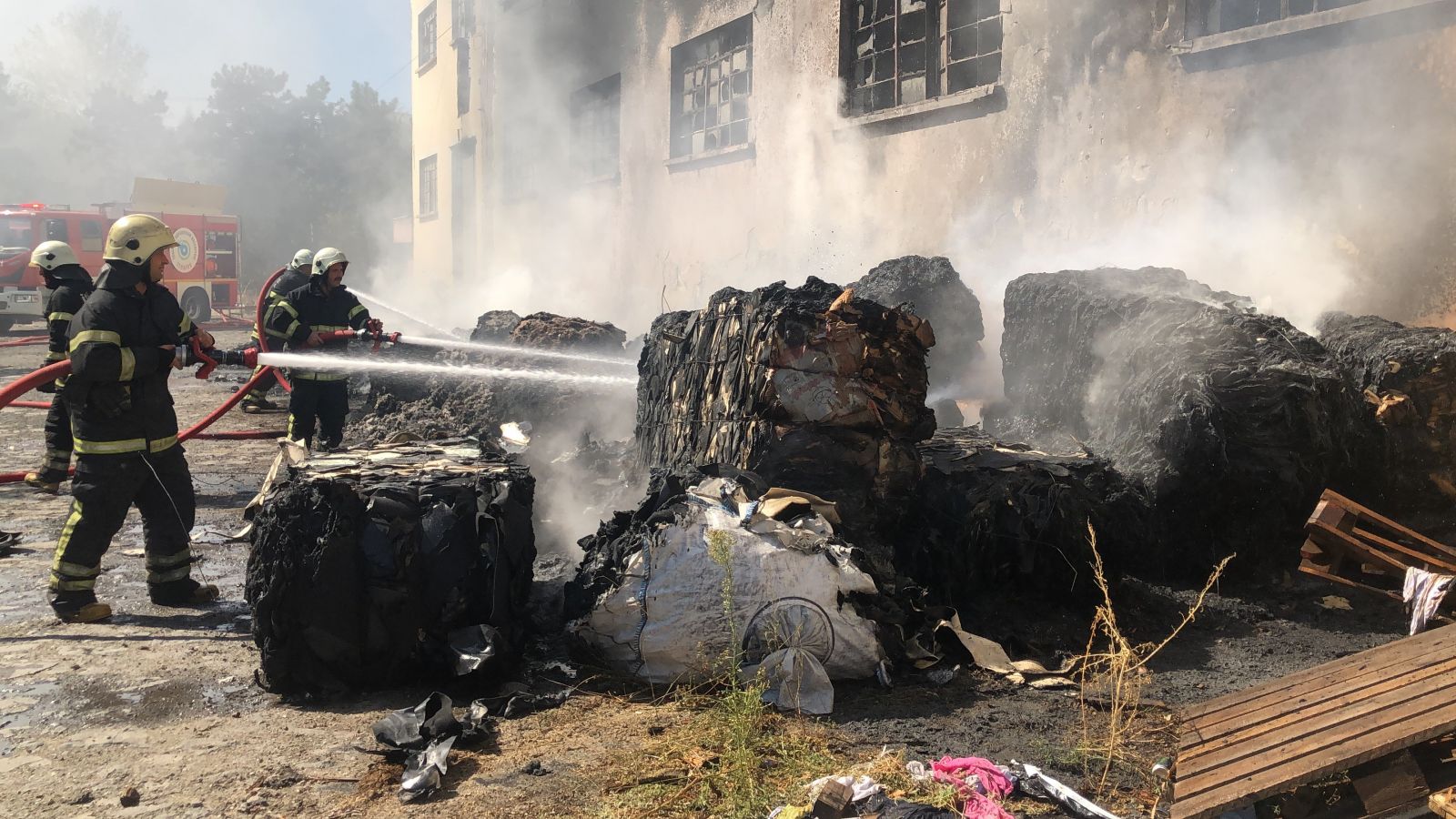 Çorlu’da geri dönüşüm deposunda yangın