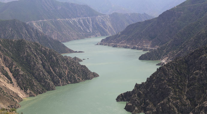 Çoruh nehri yeşile büründü