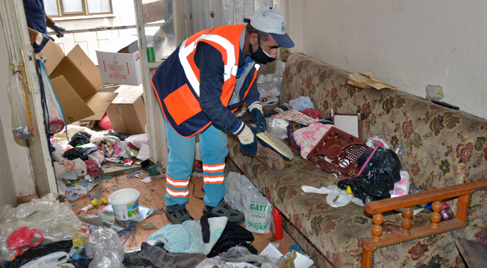 Bursa'da, 3 katlı bir evden 6 ton çöp çıkarıldı