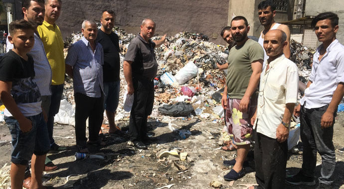 İzmir’in göbeğinde çöp dağları vatandaşı isyan ettirdi