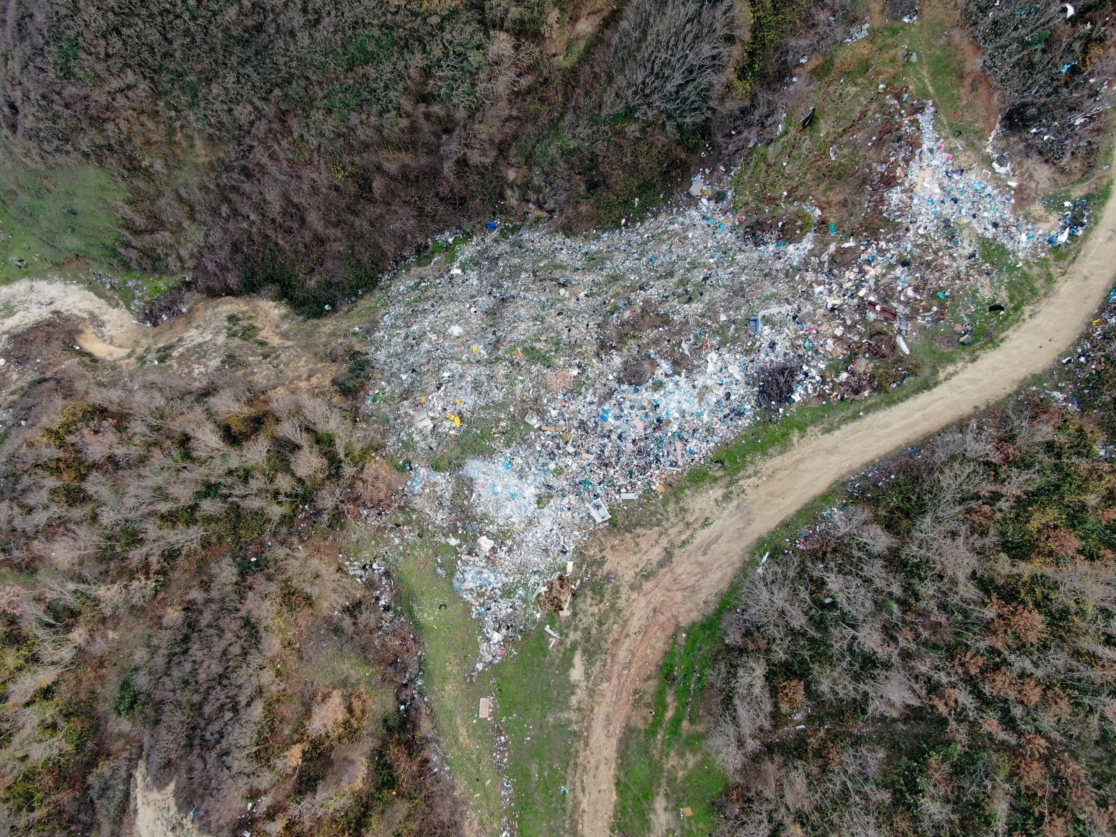 Terkos kıyısında çevre faciası: Ormanın içinde çöp dağı