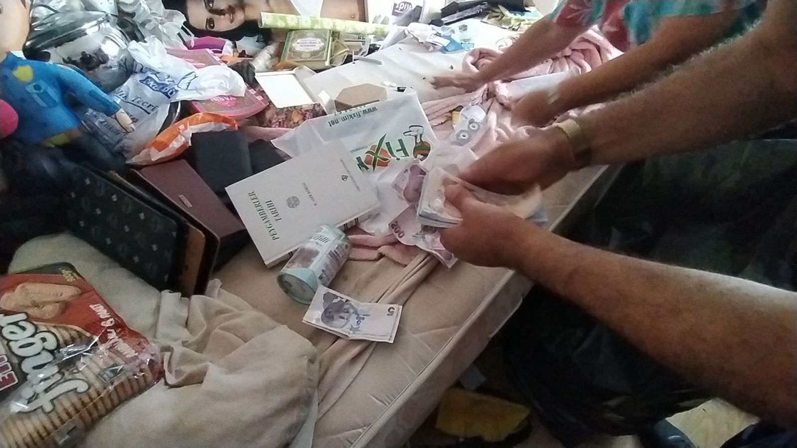 Atmaya kıyamadı, evinde 10 kamyon eşya biriktirdi... İçinde yok yok!