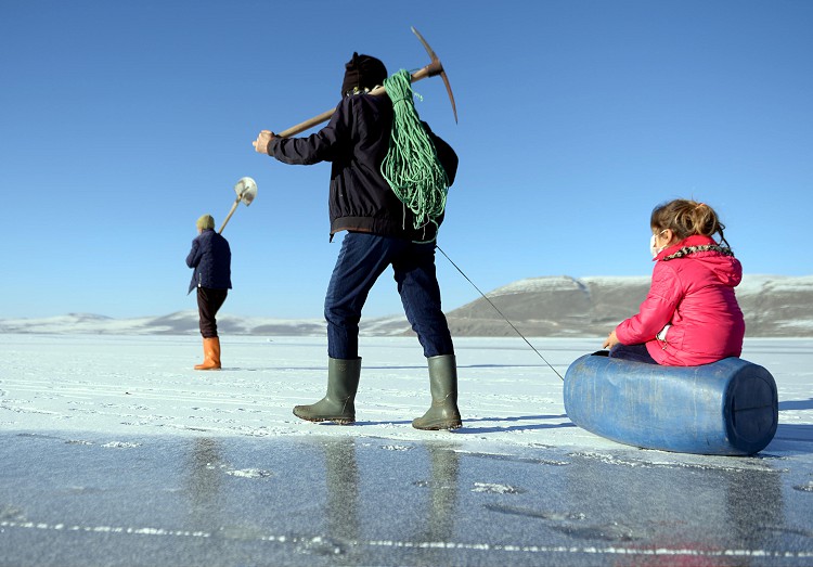 Buz tutan Çıldır Gölü'nde Eskimo usulü avcılık başladı