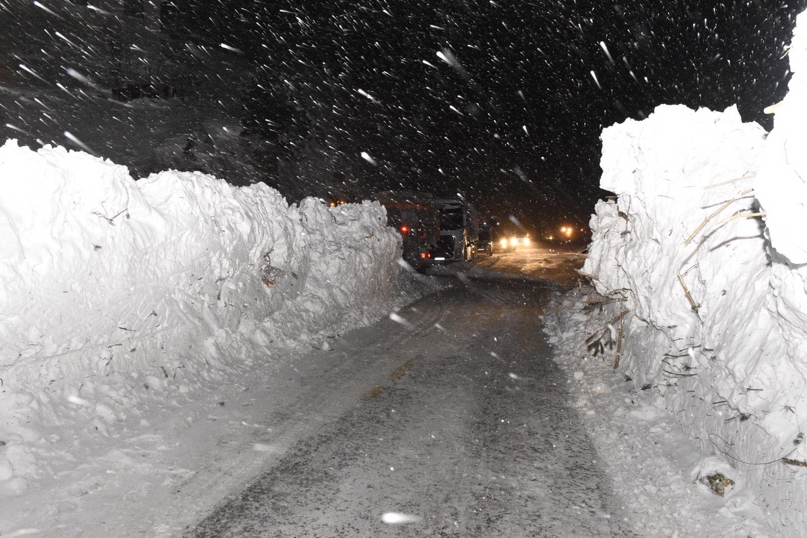 Trabzon-Gümüşhane karayolu çığ nedeniyle ulaşıma kapandı