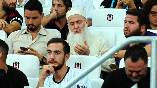 Hacı baba istedi, Ömer'in Alman eşi tesettüre girdi