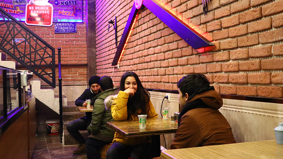 Bu lokantada parası olmayan öğrenciye yemek ücretsiz