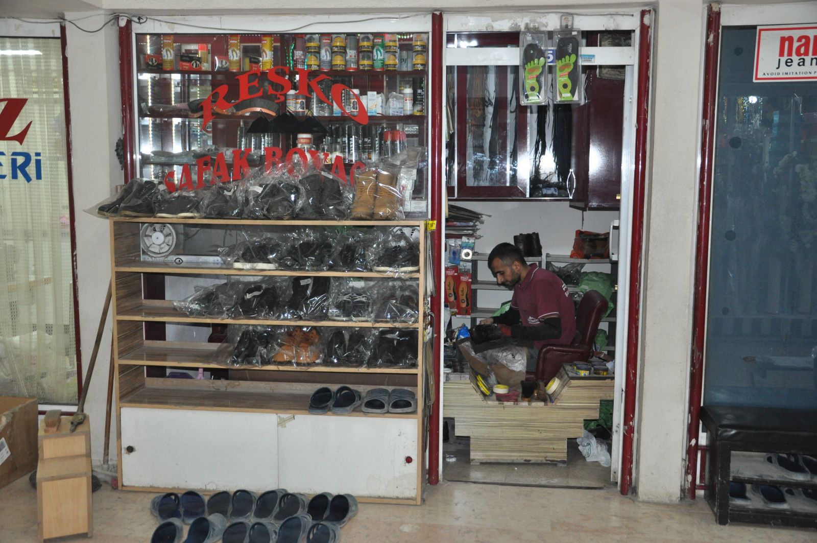 Atanamayan öğretmen adayı ayakkabı boyacısı oldu