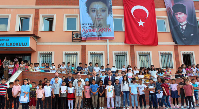 Trafik kazasında ölen öğretmenin sınıfında duygu yüklü karne töreni
