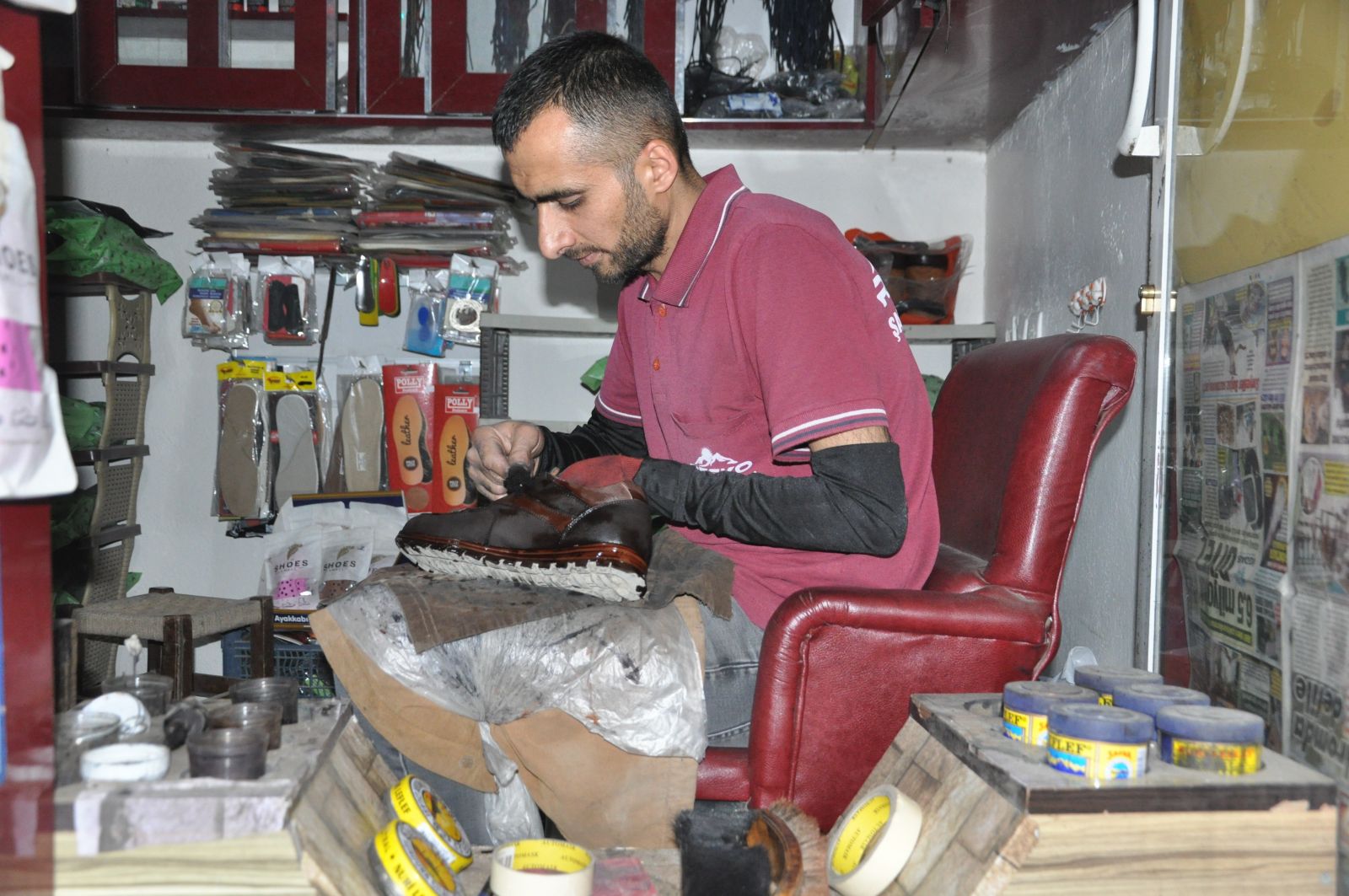 Atanamayan öğretmen adayı ayakkabı boyacısı oldu