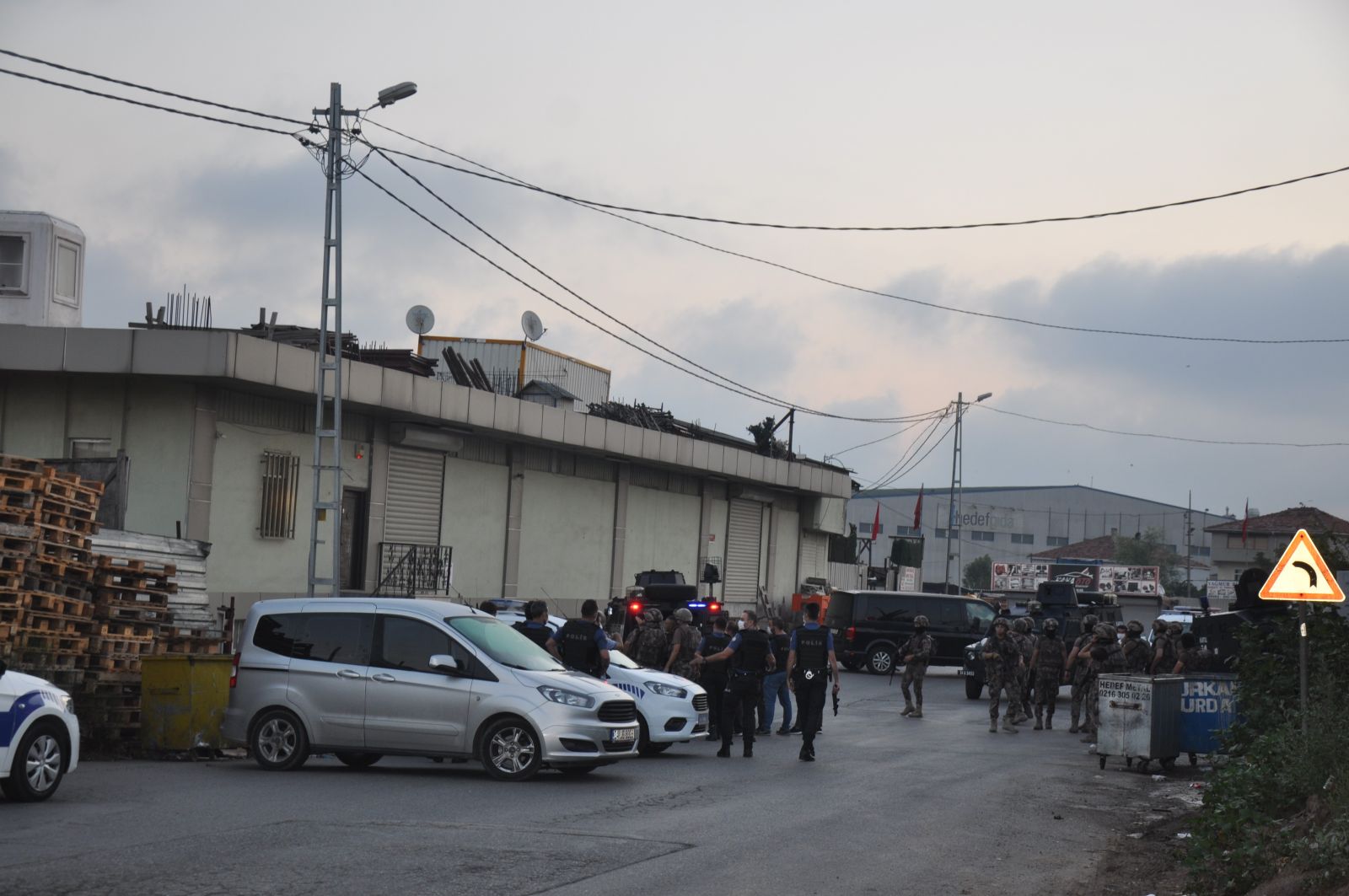 Ümraniye’de hareketli dakikalar... Uzun namlulu silahlarla hırsızlık ihbarı polisi harekete geçirdi