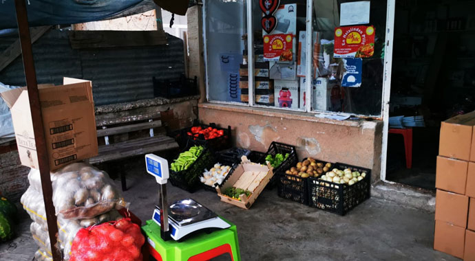 Hırsızlığın yaşanmadığı ilçede esnafın ürünleri gece gündüz dışarıda