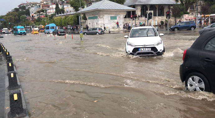 Üsküdar'da kara ile deniz birleşti, yol çöktü