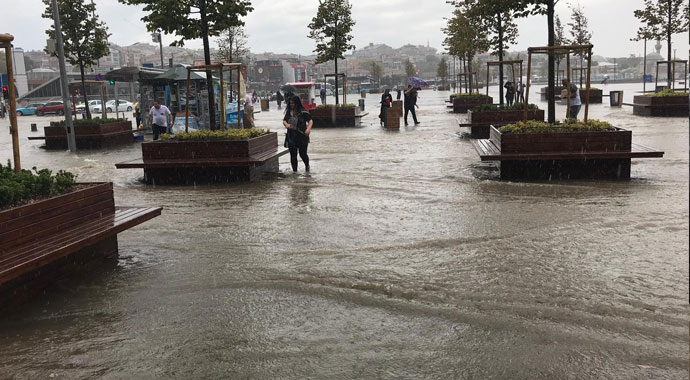 Üsküdar'da kara ile deniz birleşti, yol çöktü