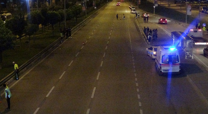 Üst geçidi kullanmadı otomobilin altında kaldı... Genç adamdan geriye ayakkabısı kaldı
