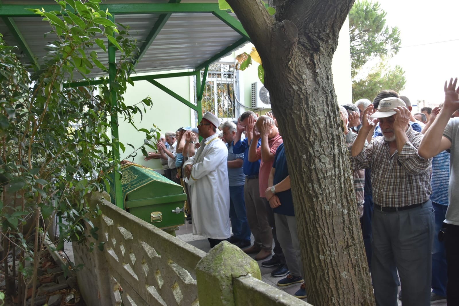 Üvey torunu tarafından öldürülen yaşlı adam defnedildi