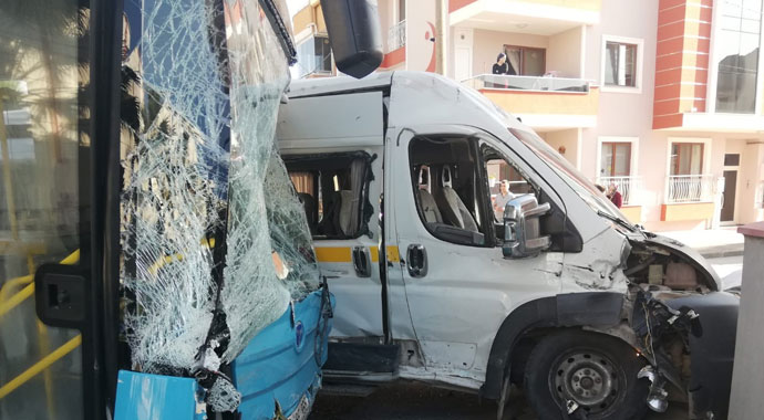 Toplu Taşıma aracı ile servis aracı kaza yaptı: 6 yaralı