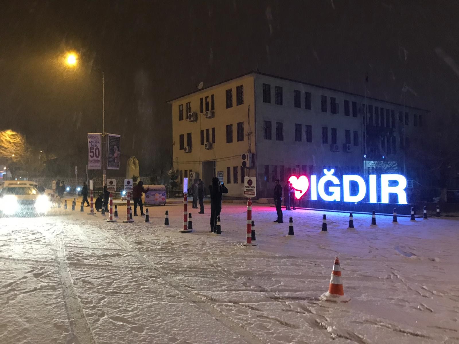 Iğdır'da kar yağdı vatandaş oynamaya başladı