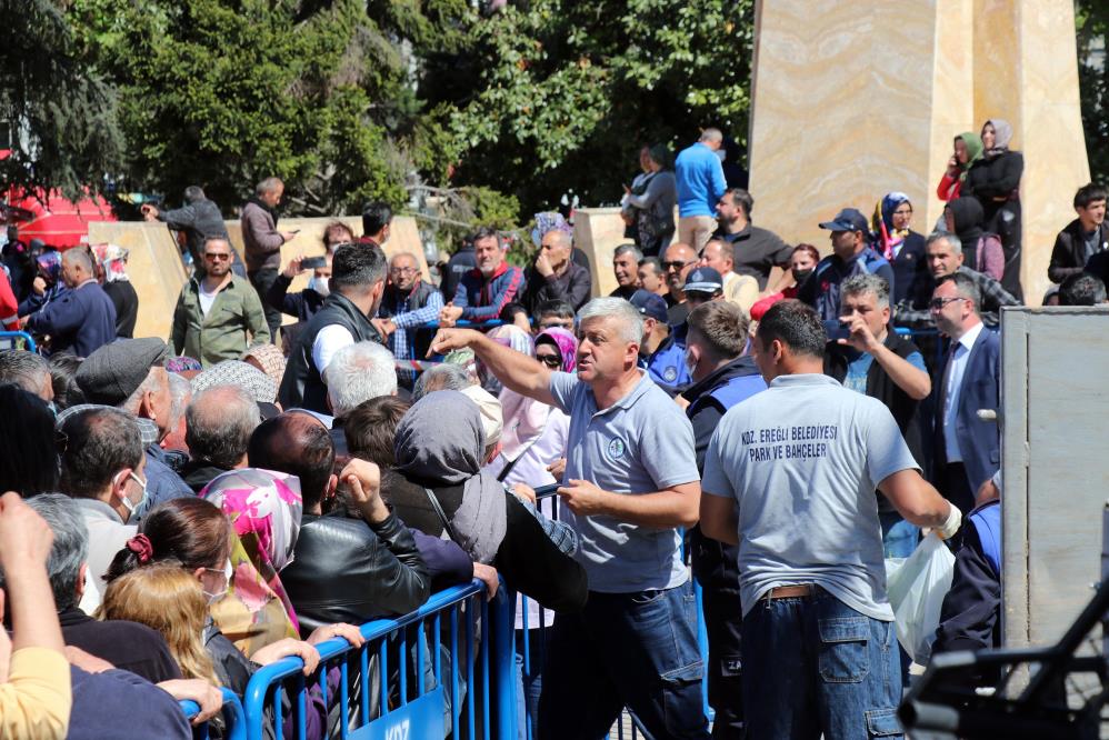 Bedava fide kuyruğunda izdiham çıktı, vatandaş isyan etti
