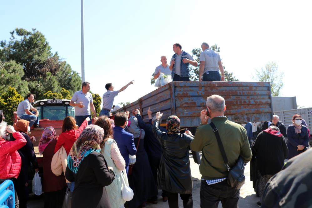 Bedava fide kuyruğunda izdiham çıktı, vatandaş isyan etti