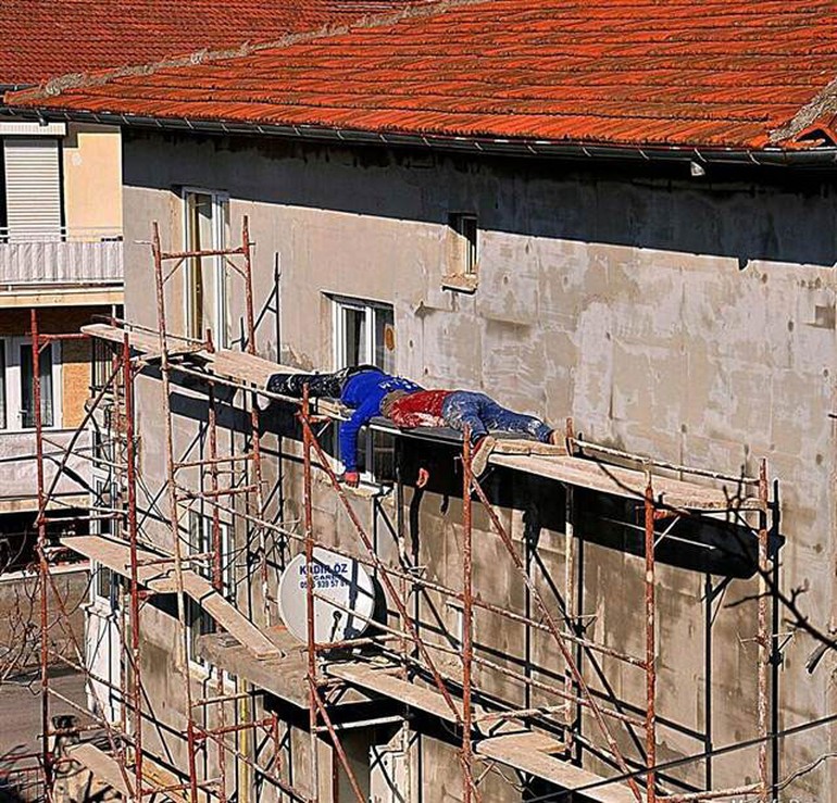 12 metre yükseklikte tehlikeli uyku!