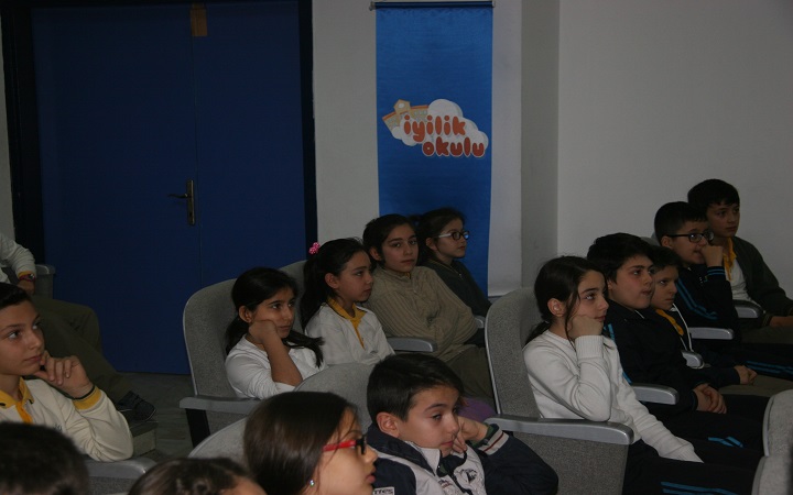 Deniz Feneri Derneği minik yüreklere 