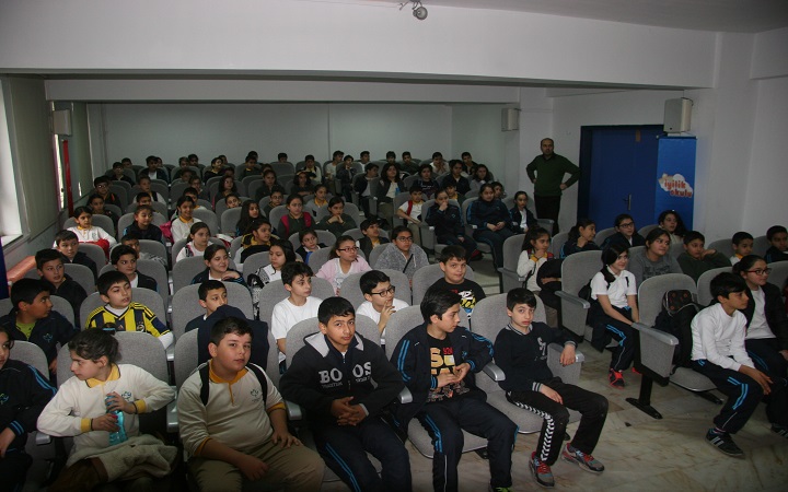 Deniz Feneri Derneği minik yüreklere 