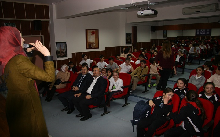 Deniz Feneri Derneği minik yüreklere 