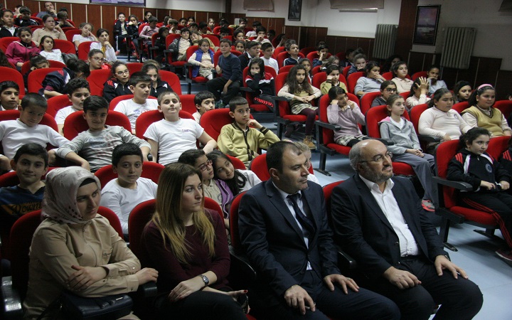 Deniz Feneri Derneği minik yüreklere 