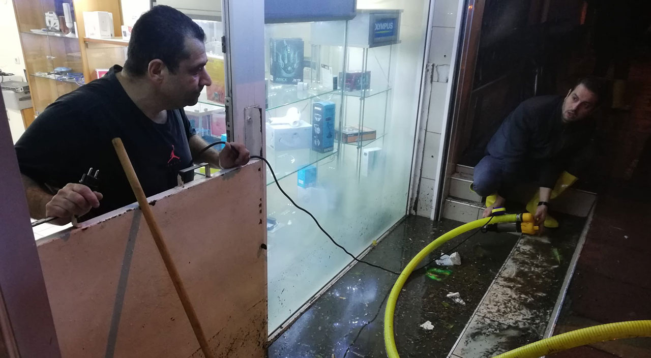 İzmir'de sağanak: Yol çöktü, ev ve iş yerlerini su bastı