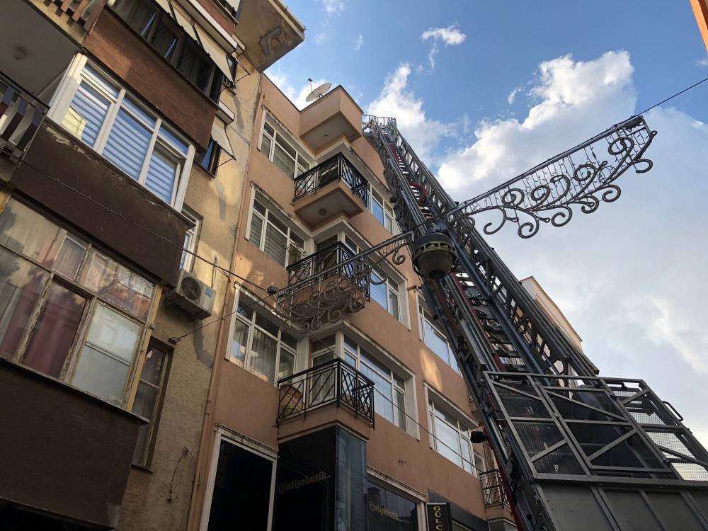 Pendik'te 5 katlı binada çatı yangını