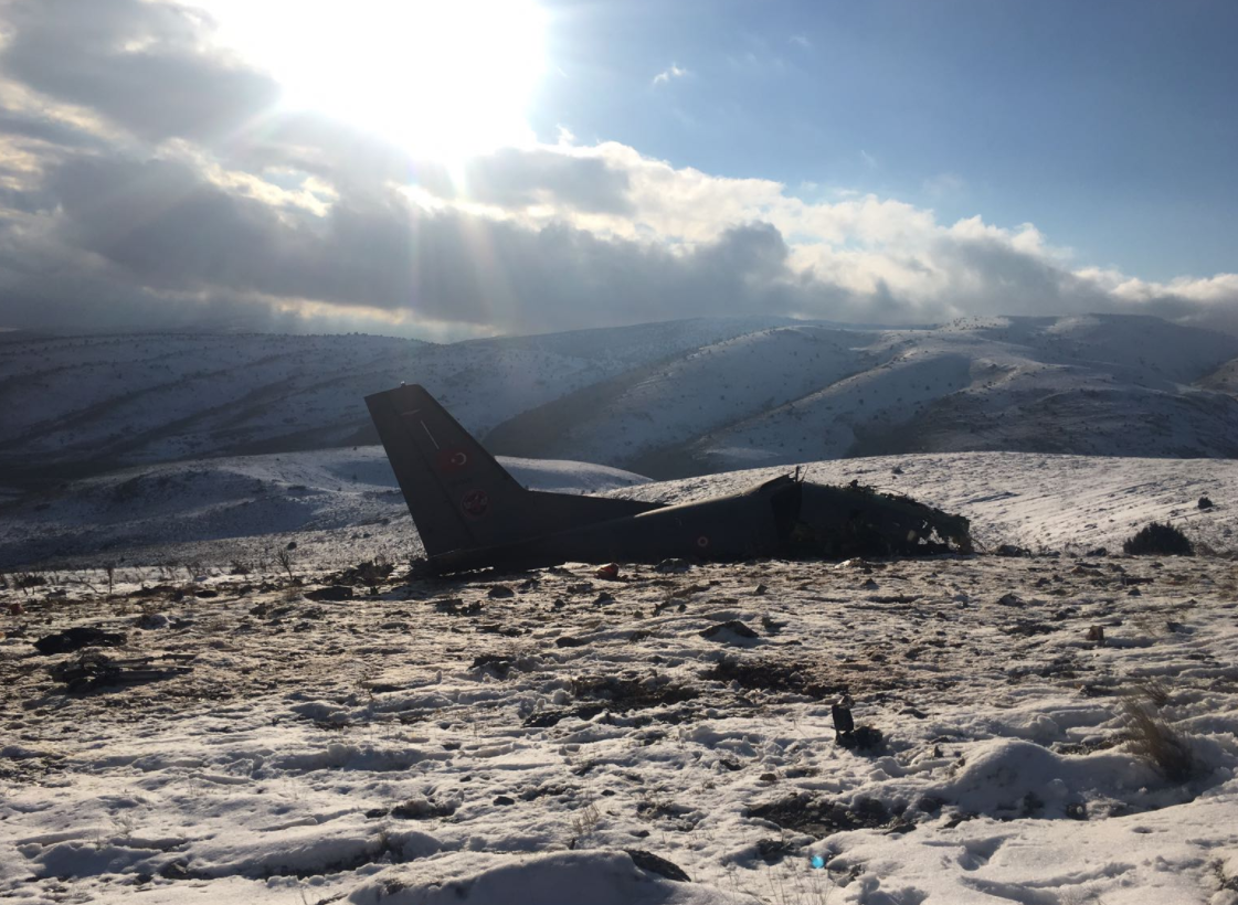 Isparta'da düşen askerî uçağın enkazından ilk görüntüler geldi