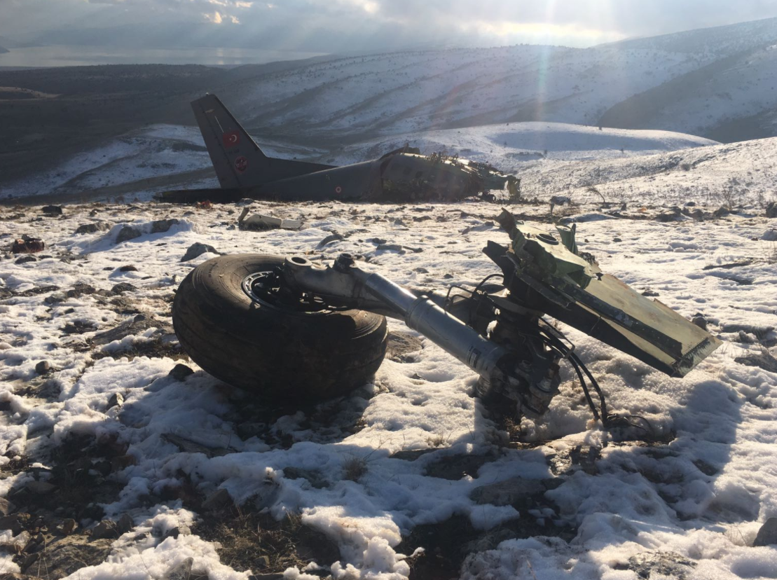 Isparta'da düşen askerî uçağın enkazından ilk görüntüler geldi