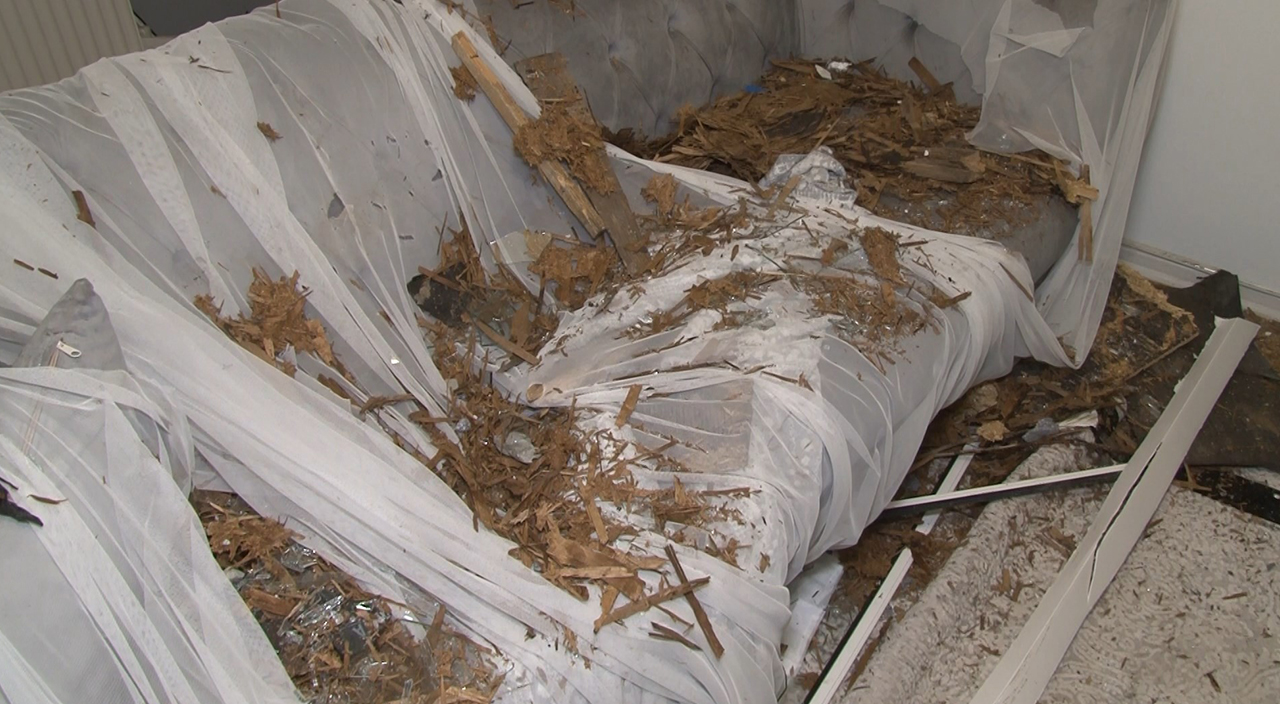 Fırtınada uçan binadan kopan parçalar karşı eve girdi