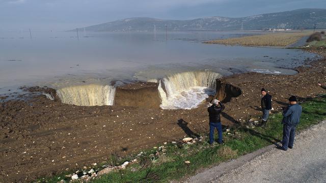 Yağmurdan sonra ortaya çıkan obruklar korkuttu