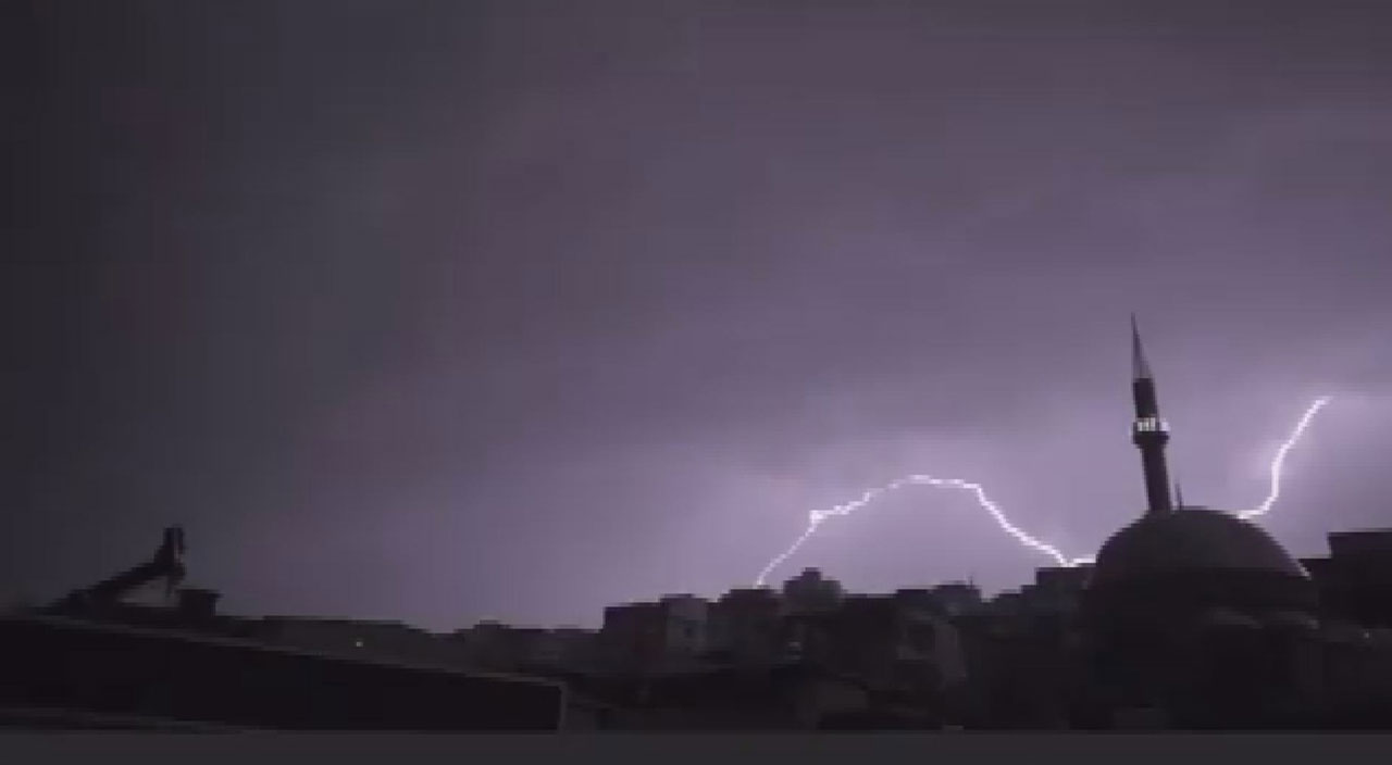 İzmir'de sağanak: Yol çöktü, ev ve iş yerlerini su bastı