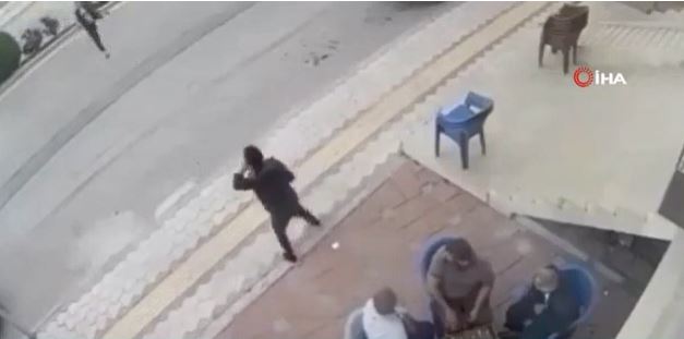 Baltalı saldırgandan kaçan genç kıza kimse yardım etmedi