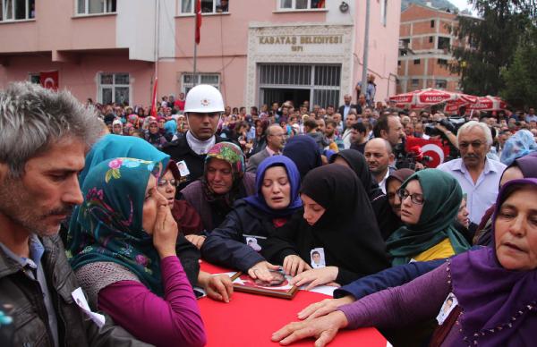 Şehit polisi 5 bin kişi uğurladı