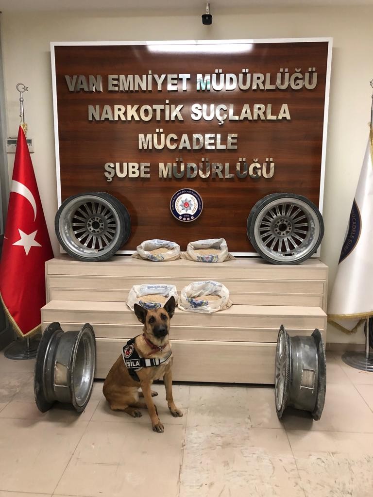 Aracın jantlarının içerisindeki eroini Şila buldu