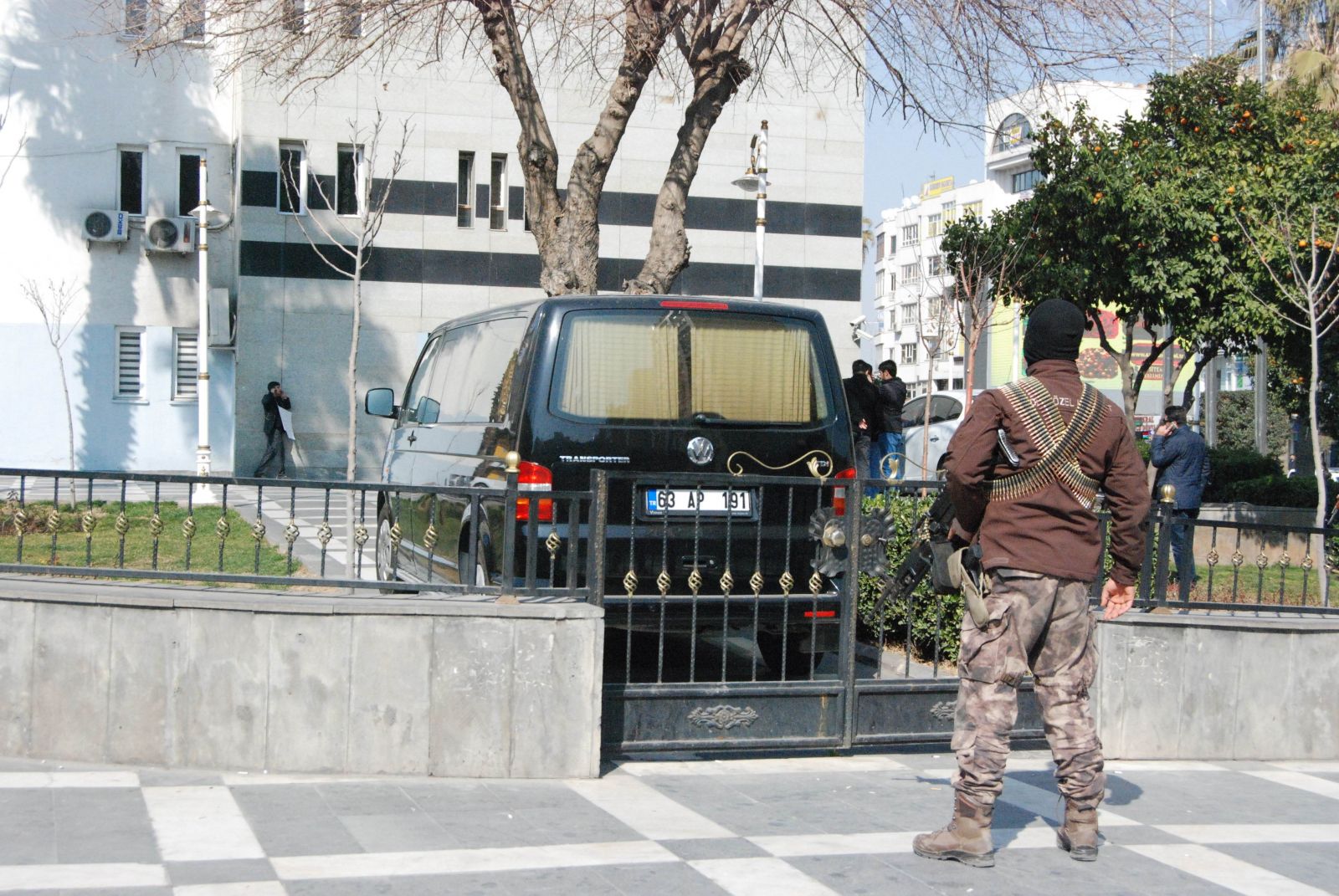 Belediye önünde intihar girişimi