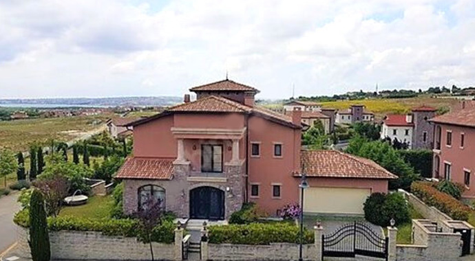 Şafak Sezer, lüks villasını satışa çıkardı