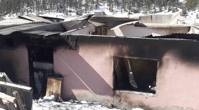 Şehit oğlunun maaşıyla yaptırdığı evi yandı