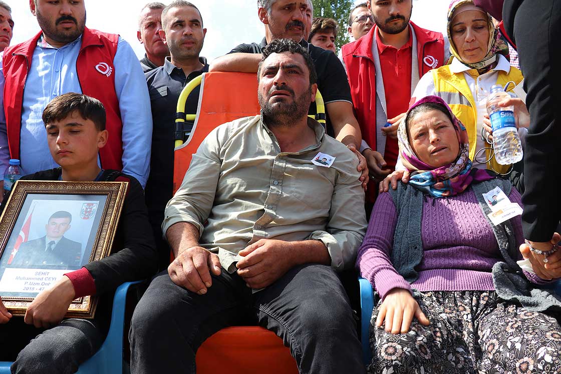 Şehit Uzman Onbaşı Ceylan gözyaşlarıyla son yolculuğuna uğurlandı