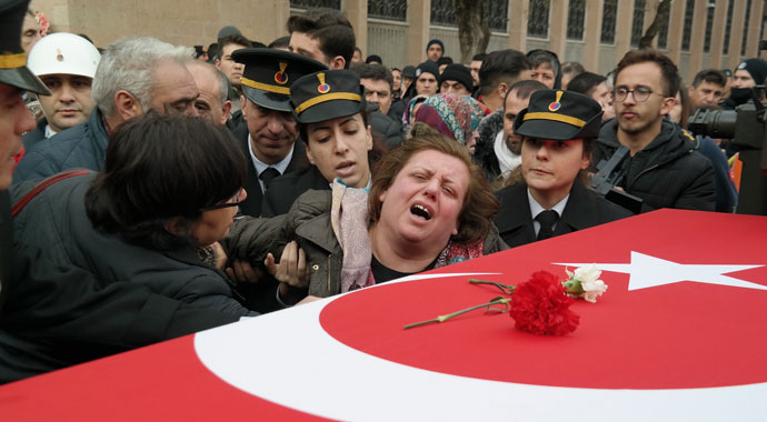 Şehit annesinin son sözleri yürekleri yaktı: Yalvarıyorum size, almayın yavrumu