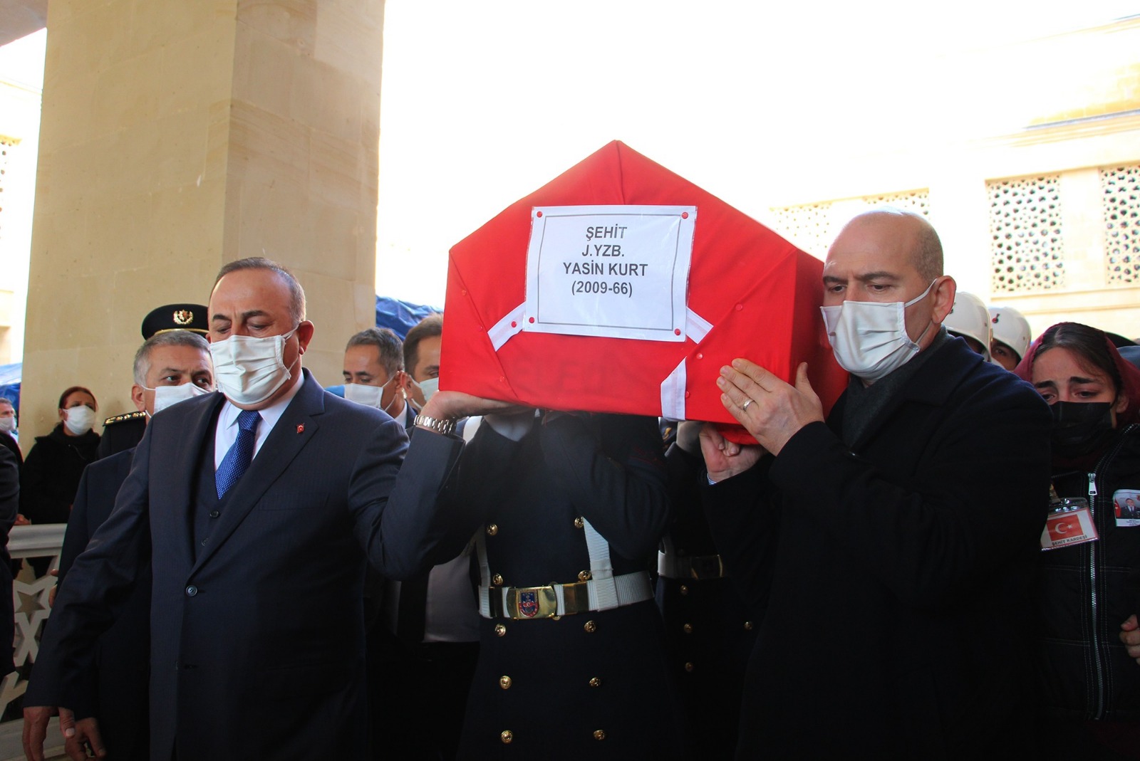 Şehit yüzbaşıya veda... Bakanların omzunda