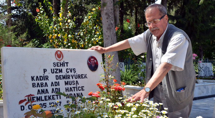 Şehit babası, hakarete uğramamak için otobüse değil bisiklete biniyor